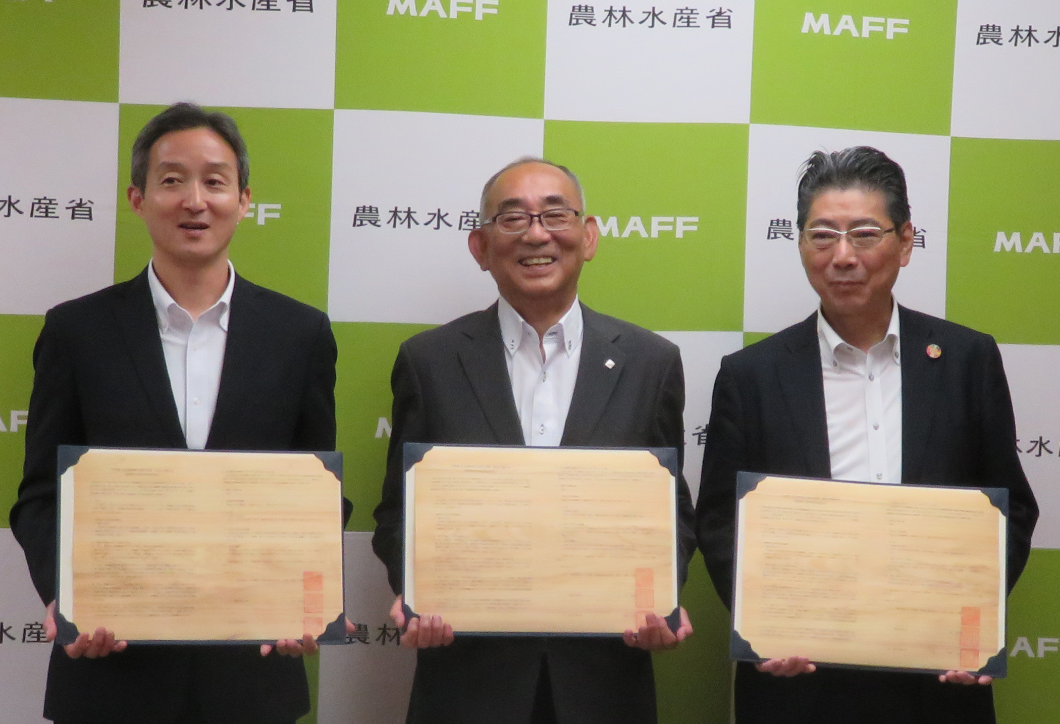 左から小坂善太郎林野庁長官、上野浩也日事連会長、井﨑信也国土交通省審議官

